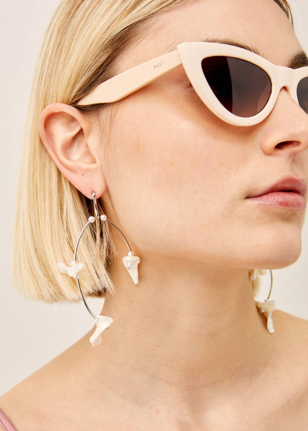 Nalí LORI CAT-EYE SUNGLASSES IN BEIGE Moda