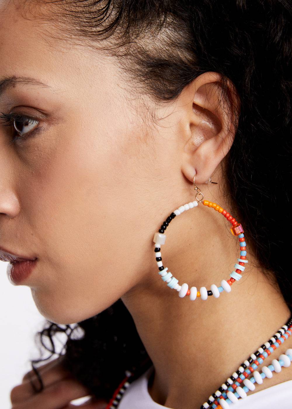 Nalí HOOP EARRINGS W/ MULTICOLOR BEADS Promozione