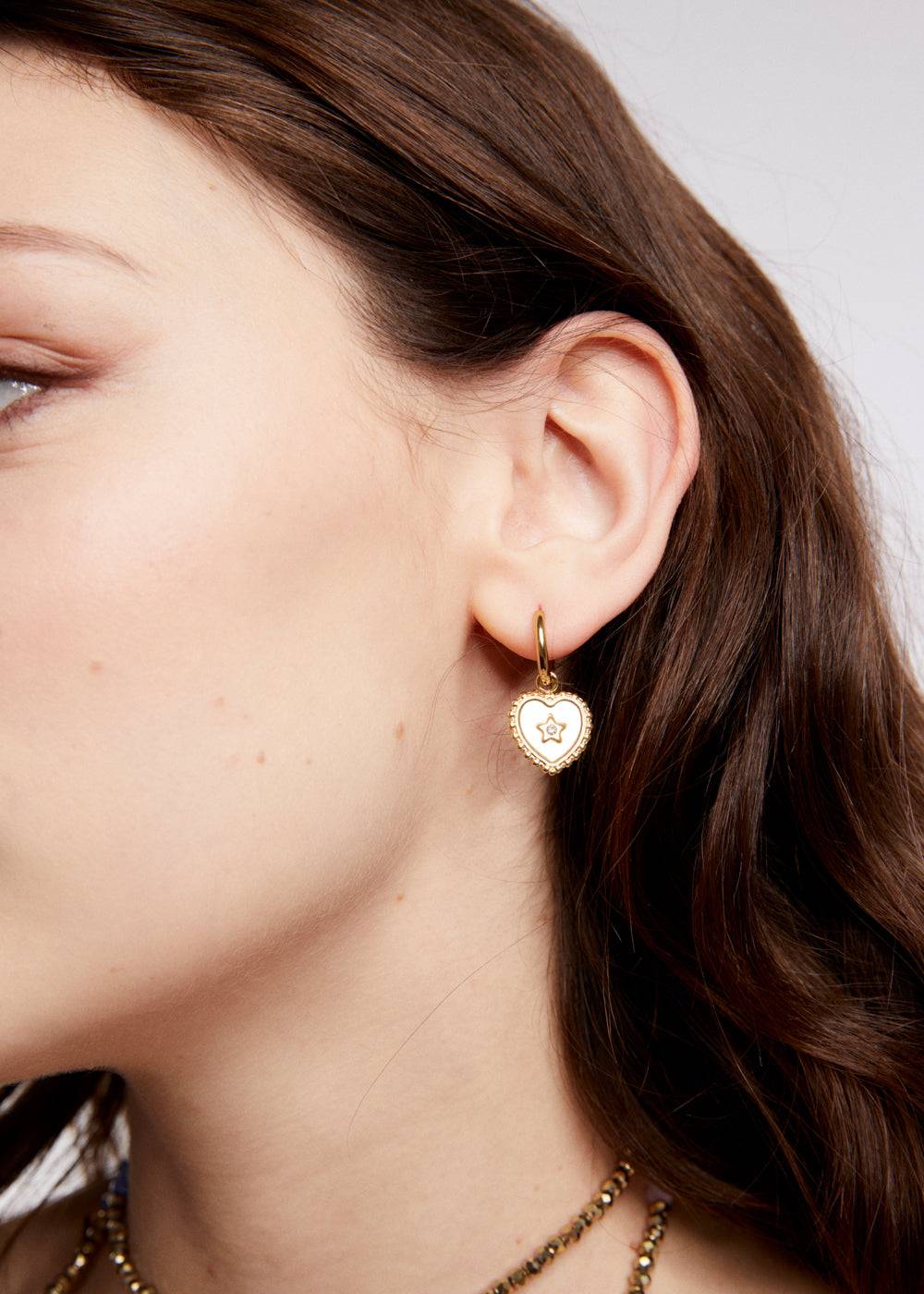 Nalí S.STEEL HOOP EARRINGS W/ WHITE HEART Soddisfazione Garantita