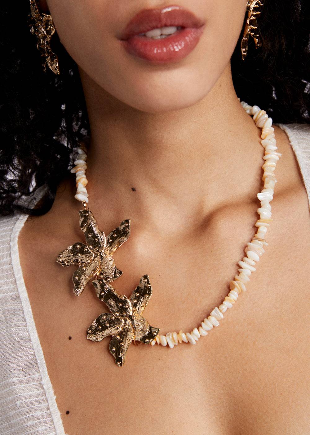 Nalí NECKLACE W/ GOLD TROPICAL FLOWERS Convenienza