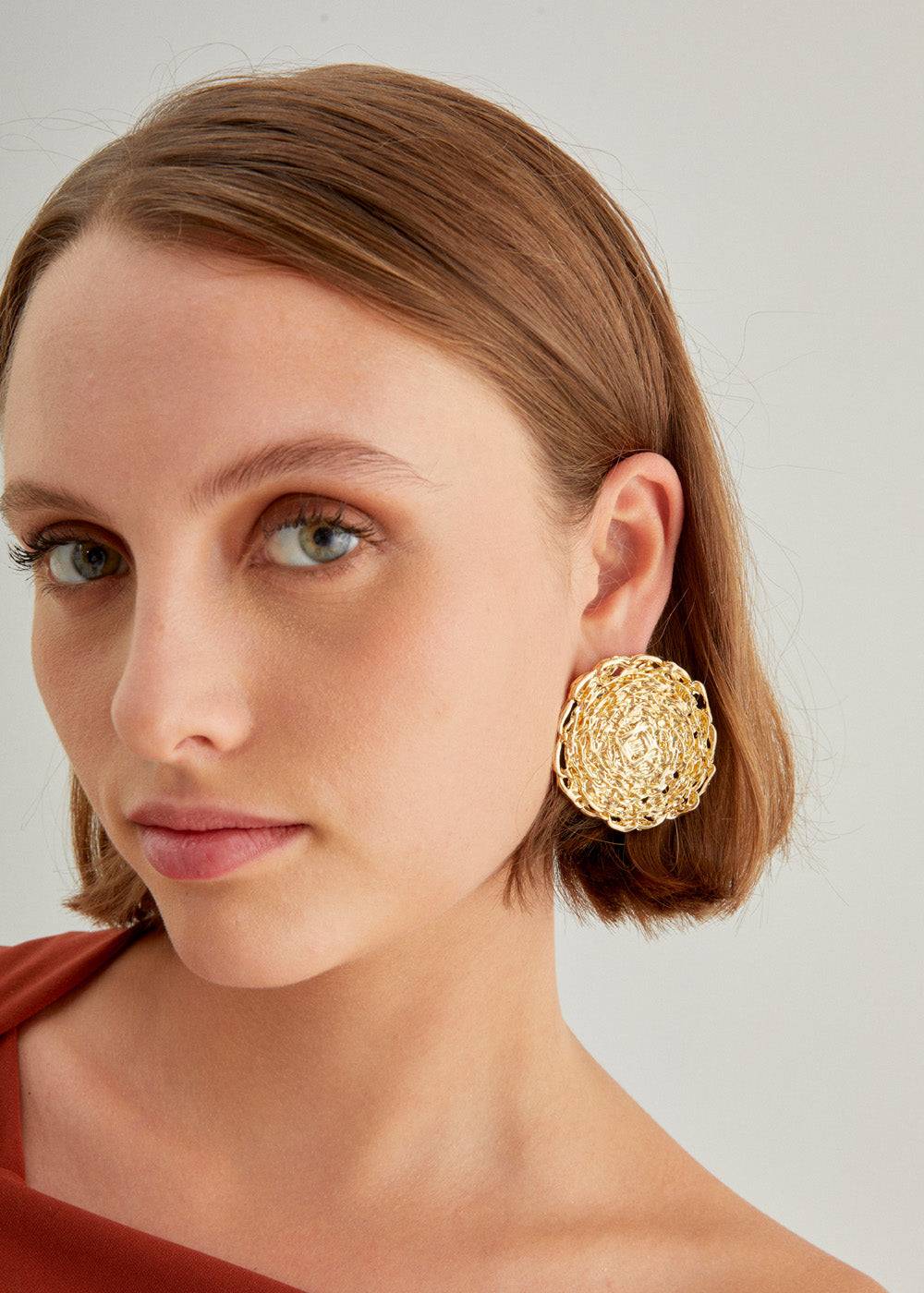 Nalí OVERSIZE LOBE ROUND EARRINGS IN GOLD Moda