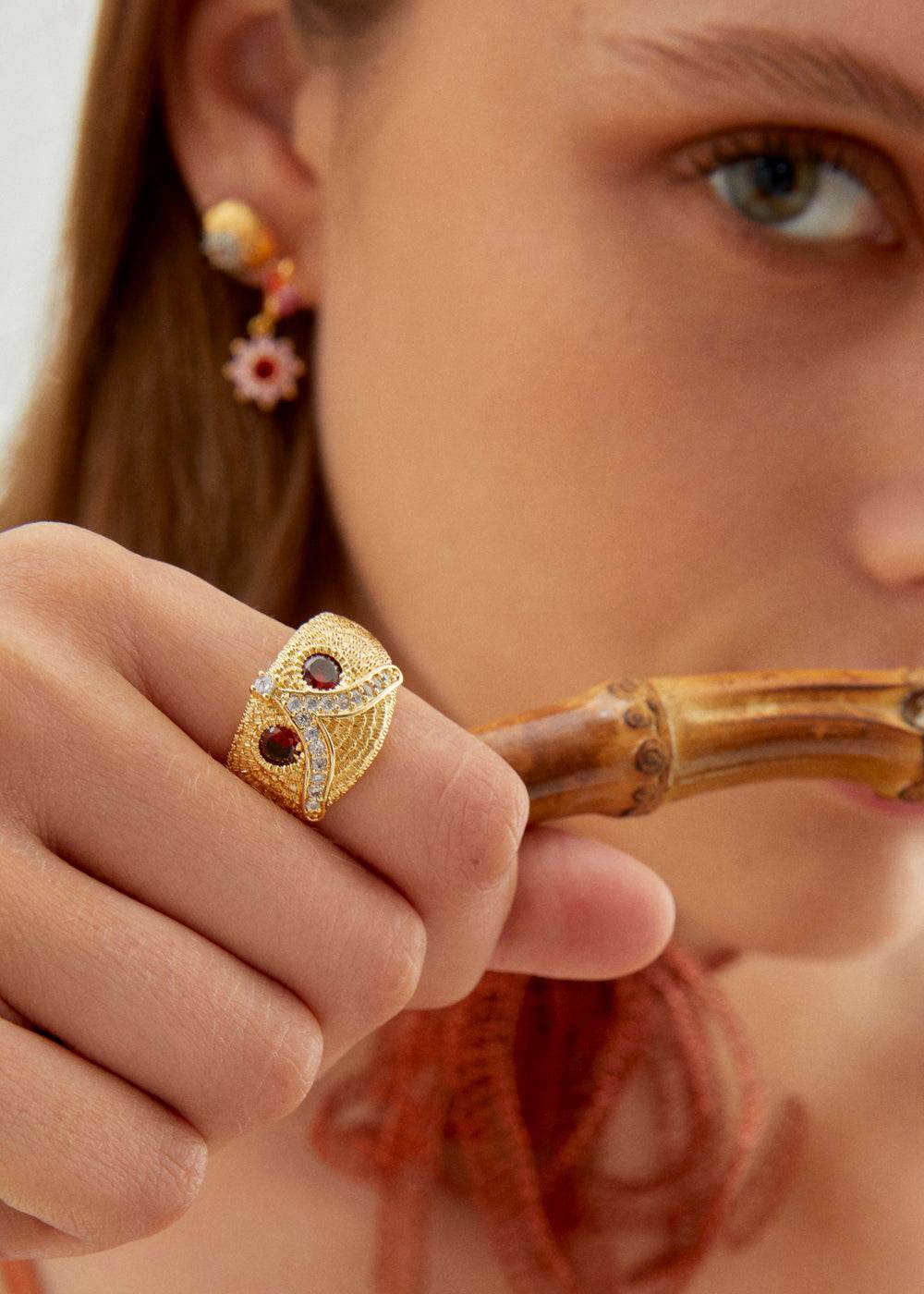 Nalí OWL RING IN GOLD W/ RED STONES Bestseller
