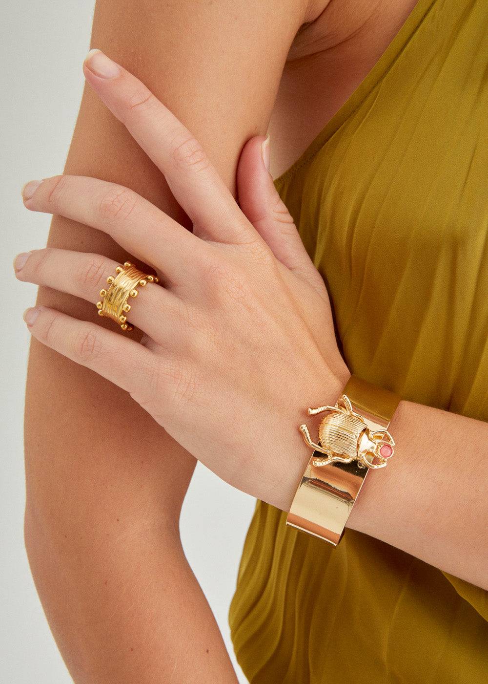 Nalí BEETLE BANGLE BRACELET IN GOLD Grande vendita