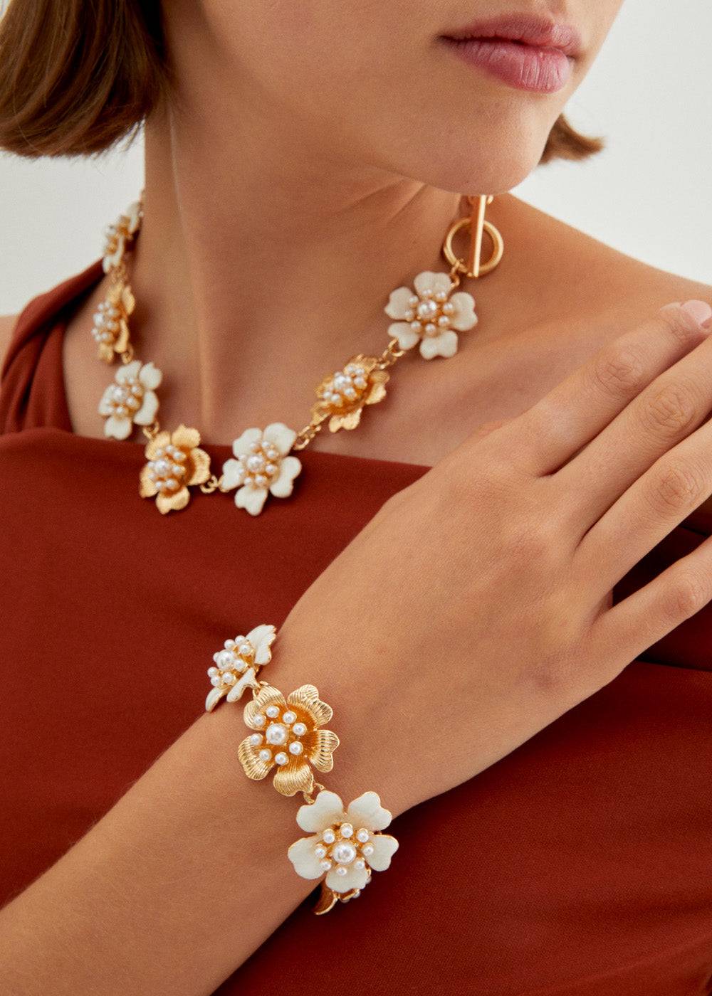 Nalí ENAMEL FLOWER BRACELET IN GOLD W/ PEARLS Fornitura limitata
