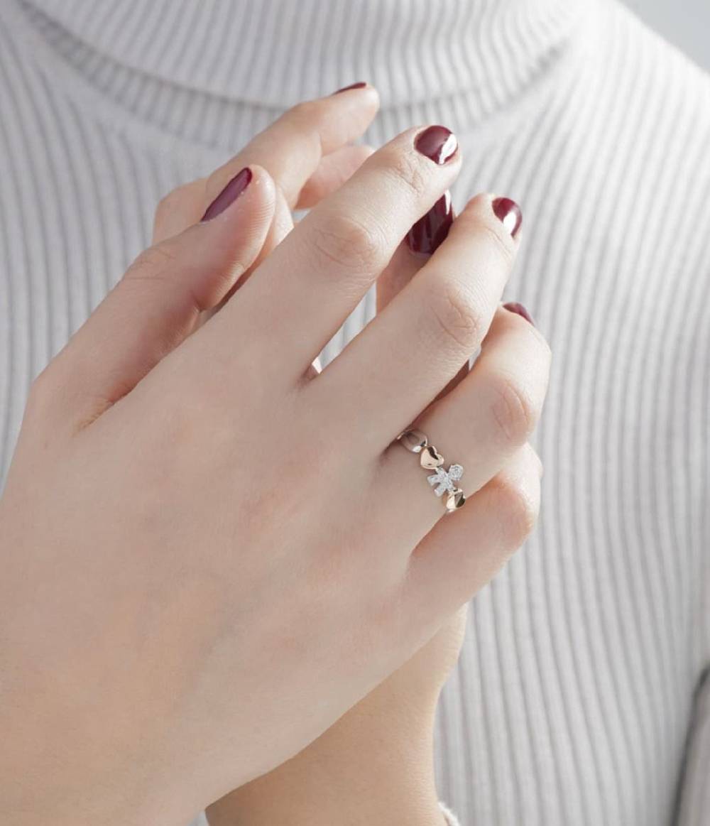 Le Bebé Anello I Preziosi con sagoma bimbo in oro bianco e diamanti Novità