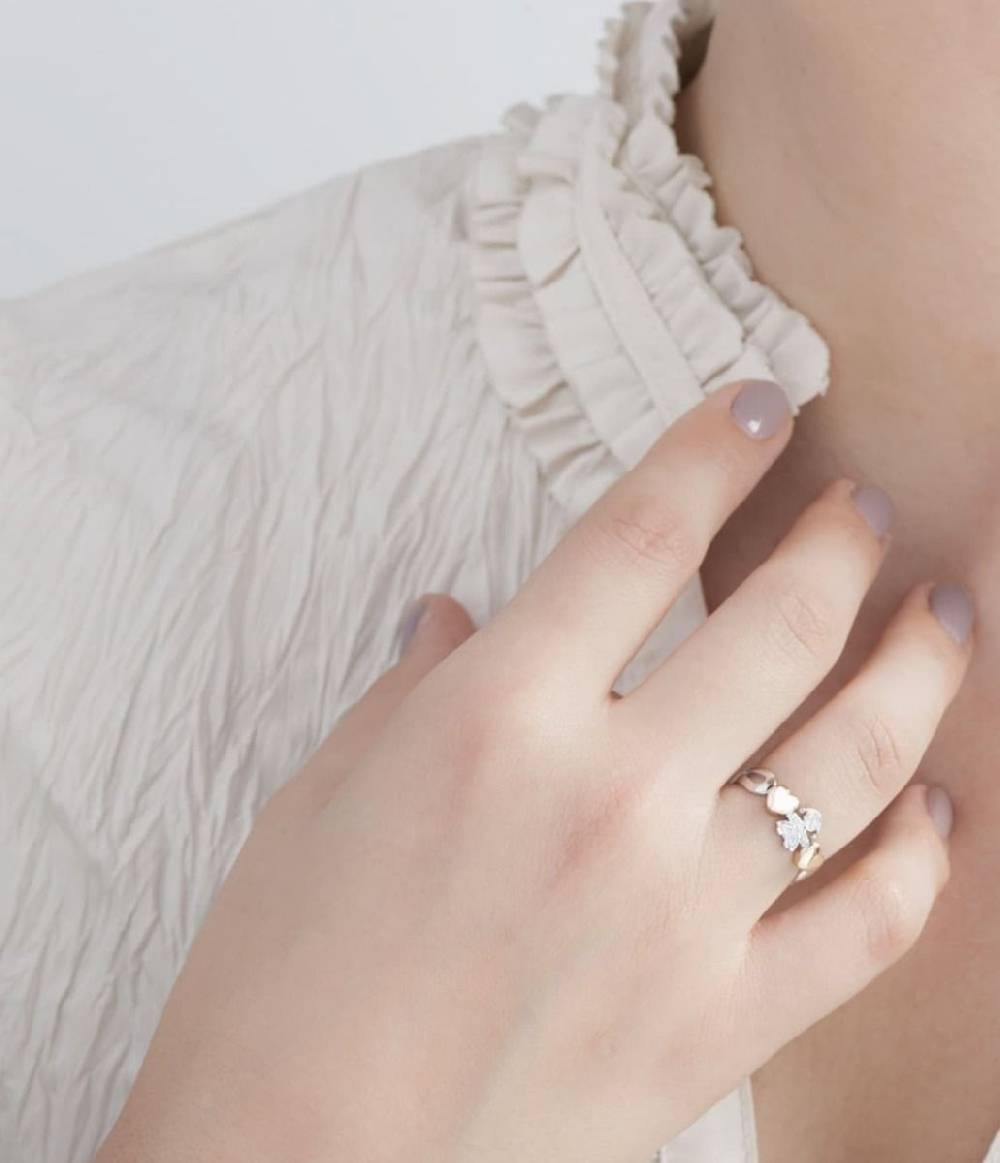 Le Bebé Anello I Preziosi con sagoma bimba in oro bianco e diamanti In Linea