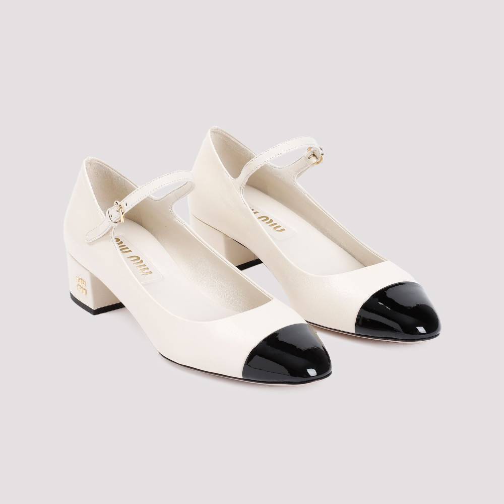 MIU MIU  Decollete in Pelle Color Nude MIU MIU con Tacco Logo Metallico In Saldo