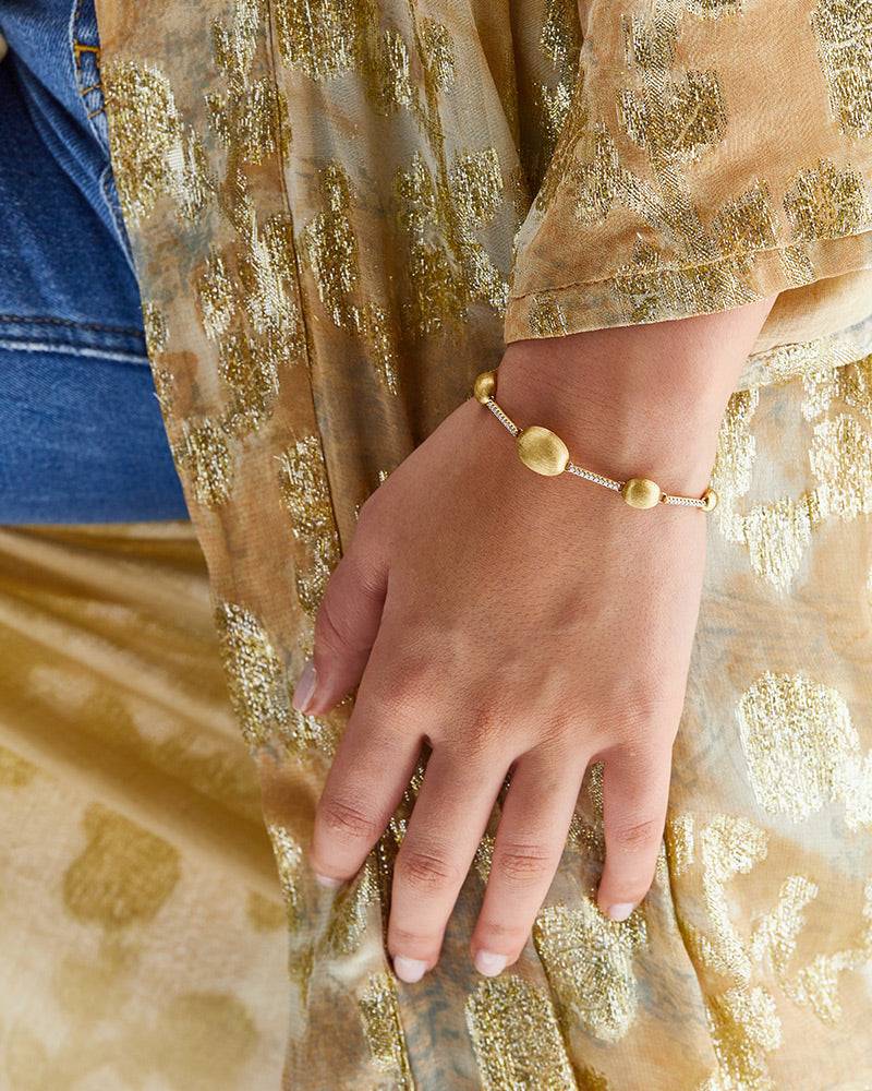 Nanis Bracciale "ARIA" con boules in oro e barrette di diamanti – Nanis Italian Jewels Presa