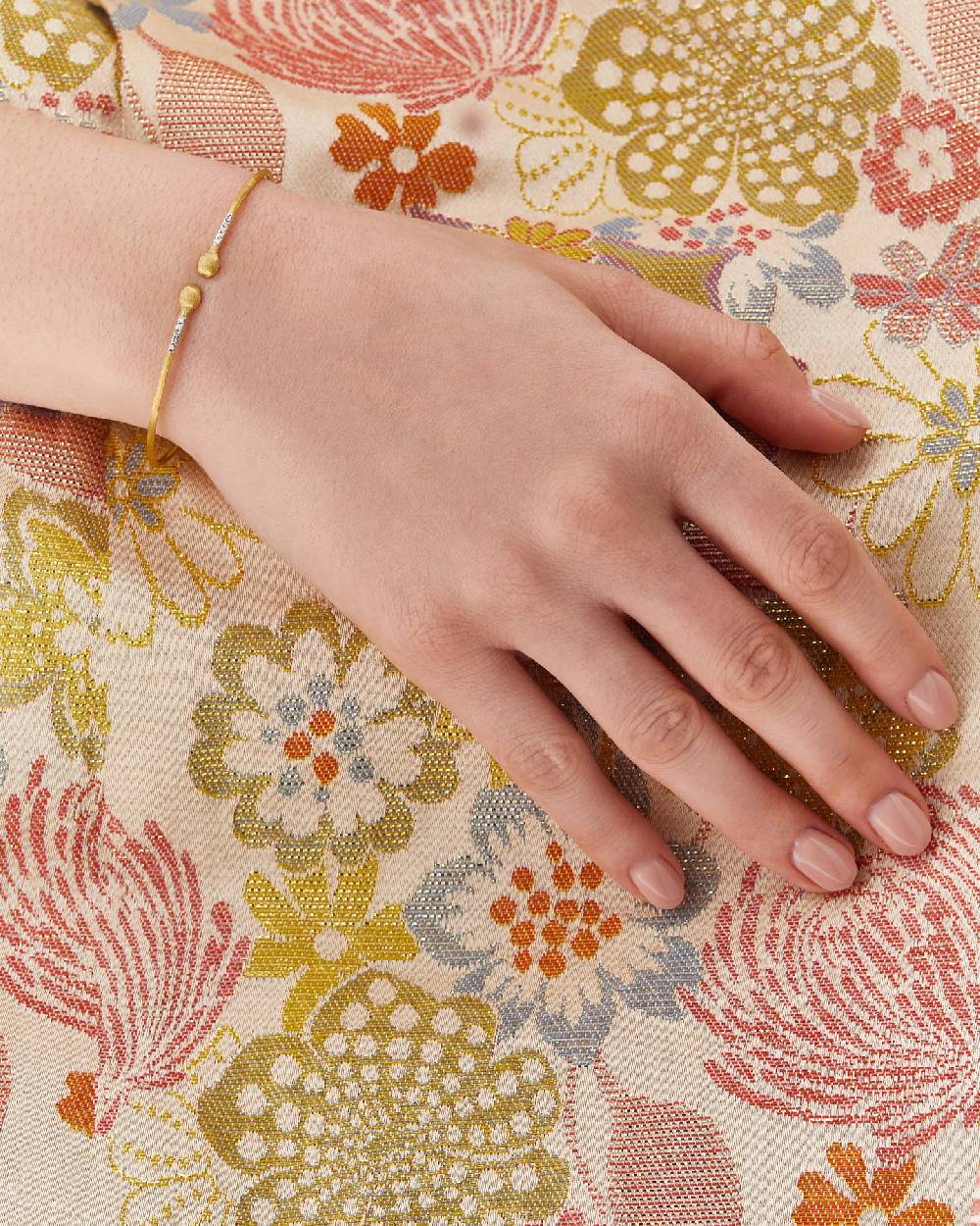 Nanis Bracciale a schiava "DANCING ÉLITE" essenziale inciso a mano in oro e – Nanis Italian Jewels Offerta