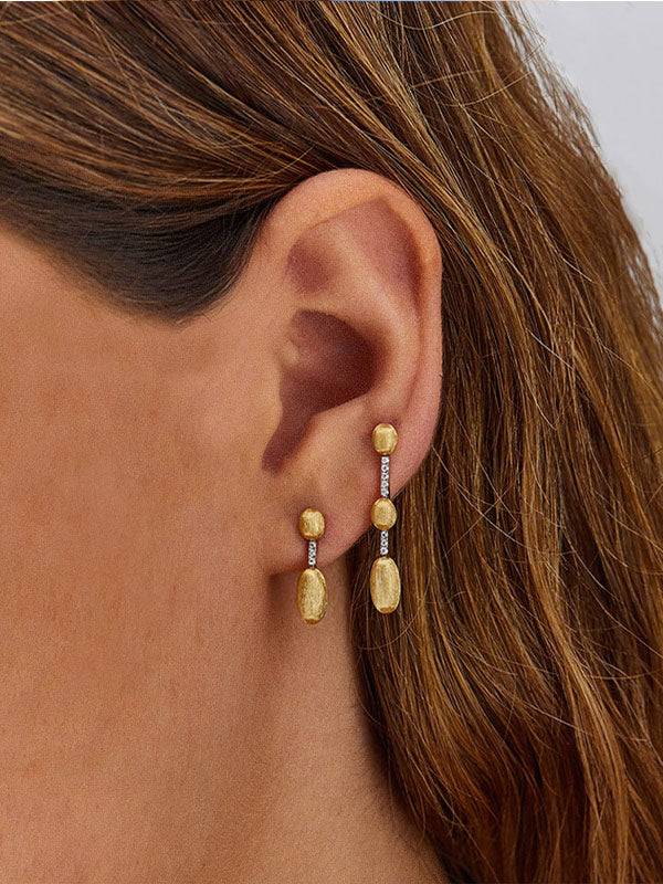 Nanis Orecchini "DANCING ÉLITE" pendenti incisi a mano in oro e diamanti – Nanis Italian Jewels Presa