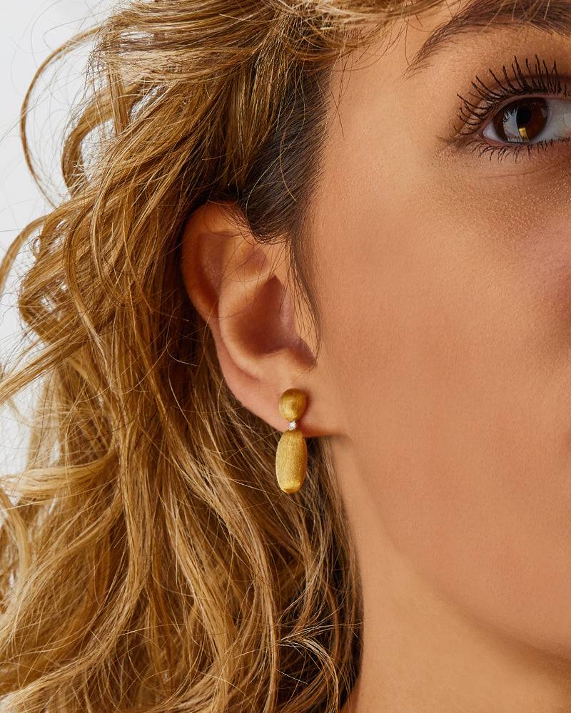 Nanis Orecchini "DANCING ÉLITE" pendenti piccoli incisi a mano in oro e diam – Nanis Italian Jewels Sconto