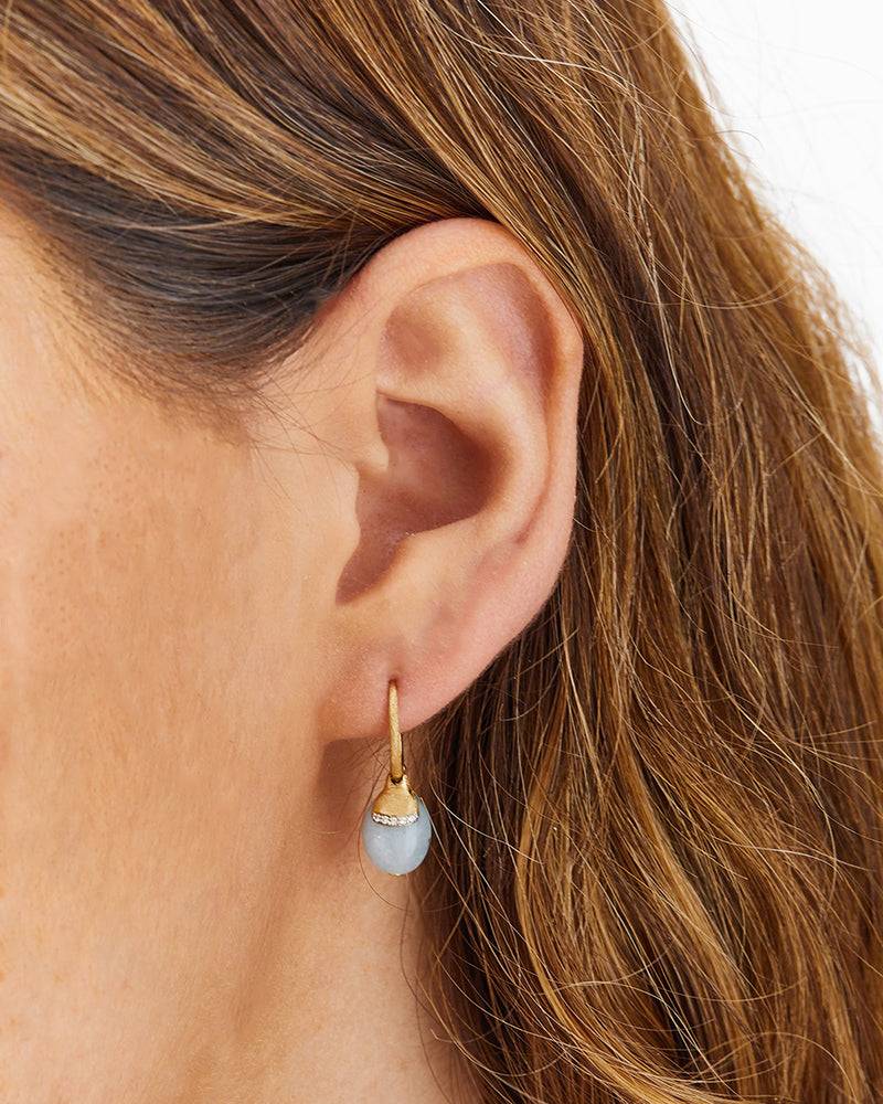 Nanis Orecchini ciliegine "AZURE" pendenti in oro, acquamarina milk e dettag – Nanis Italian Jewels Presa