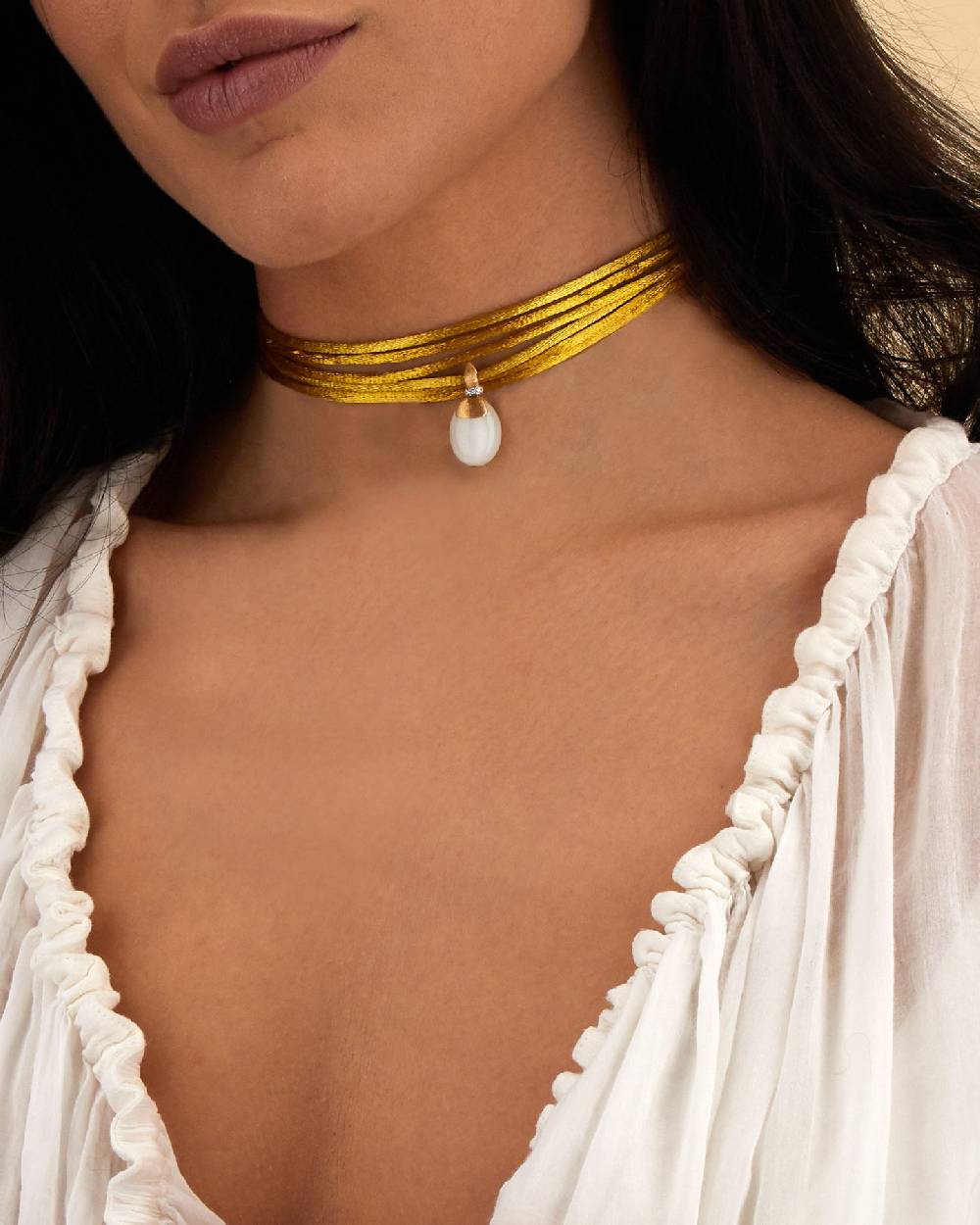 Nanis Pendente "WHITE DESERT" in oro, diamanti e pietra di luna (medio) – Nanis Italian Jewels Presa