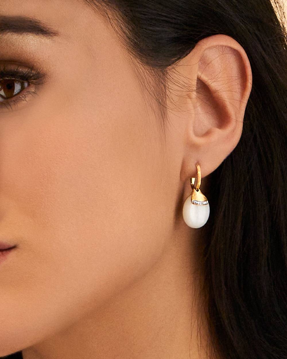 Nanis Orecchini ciliegine "WHITE DESERT" pendenti in oro, pietra di luna e d – Nanis Italian Jewels In Vendita