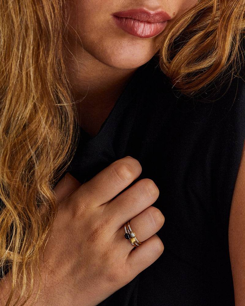 Nanis Anello di fidanzamento "DANCING ÉLITE" elegante inciso a mano in oro e – Nanis Italian Jewels Offerta esclusiva
