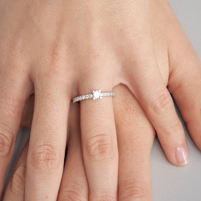 Unoaerre Anello solitario in argento con zirconi | UNOAERRE Gioielli Consegna Veloce