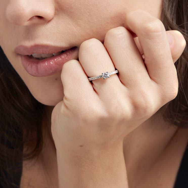 Unoaerre Anello solitario in argento con zirconi | UNOAERRE Gioielli Consegna Veloce